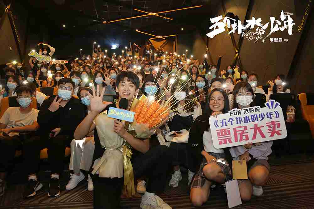 导演宋灏霖主演李孝谦与观众大合影 导演宋灏霖主演李孝谦与观众大合影